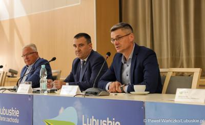Wicemarszałek Województwa Lubuskiego Sebastian Ciemnoczołowski przemawia podczas posiedzenia Wojewódzkiej Rady Dialogu Społecznego w Zielonej Górze