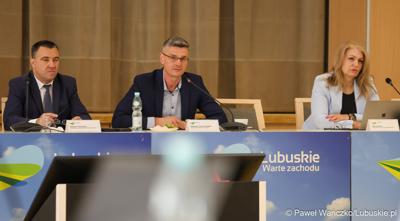 Wicemarszałek Województwa Lubuskiego Sebastian Ciemnoczołowski przemawia podczas posiedzenia Wojewódzkiej Rady Dialogu Społecznego w Zielonej Górze