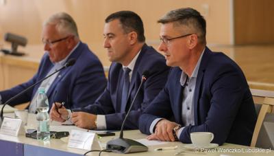 Wicemarszałek Województwa Lubuskiego Sebastian Ciemnoczołowski przemawia podczas posiedzenia Wojewódzkiej Rady Dialogu Społecznego w Zielonej Górze