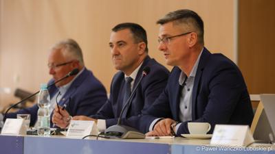 Wicemarszałek Województwa Lubuskiego Sebastian Ciemnoczołowski przemawia podczas posiedzenia Wojewódzkiej Rady Dialogu Społecznego w Zielonej Górze