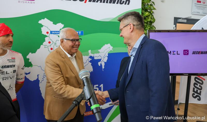 Uczestnicy konferencji prasowej w zielonogórskiej siedzibie Lumelu