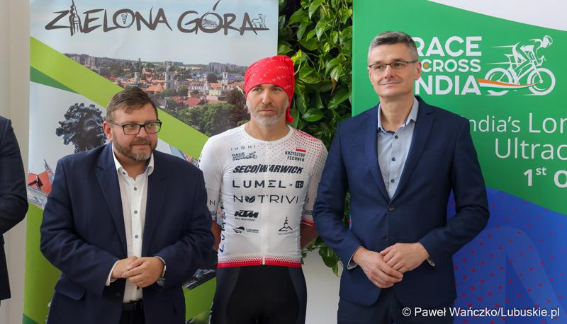 Od lewej: Wiceprezydent Zielonej Góry Jarosław Flakowski, Krzysztof Fechner oraz Wicemarszałek Województwa Lubuskiego Sebastian Ciemnoczołowski