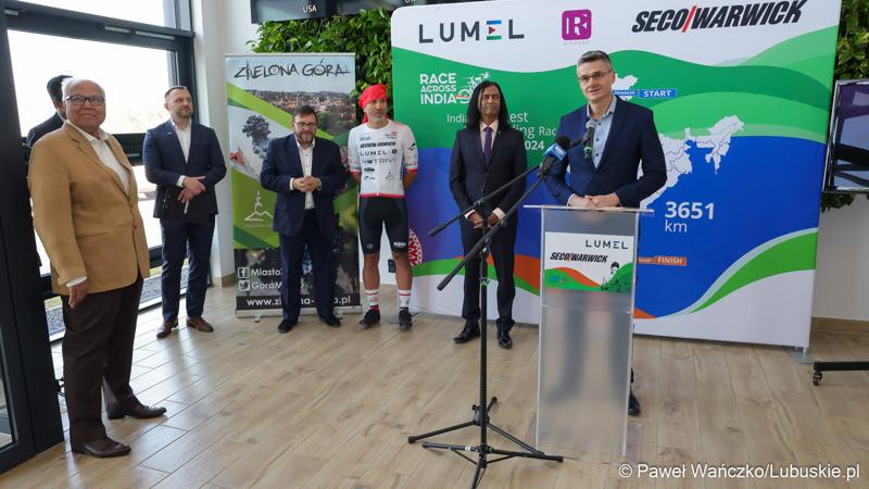 Wicemarszałek Województwa Lubuskiego Sebastian Ciemnoczołowski przemawia podczas konferencji prasowej w zielonogórskiej siedzibie Lumelu