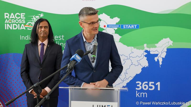 Wicemarszałek Województwa Lubuskiego Sebastian Ciemnoczołowski przemawia podczas konferencji prasowej w zielonogórskiej siedzibie Lumelu