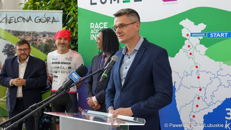 Wicemarszałek Województwa Lubuskiego Sebastian Ciemnoczołowski przemawia podczas konferencji prasowej w zielonogórskiej siedzibie Lumelu