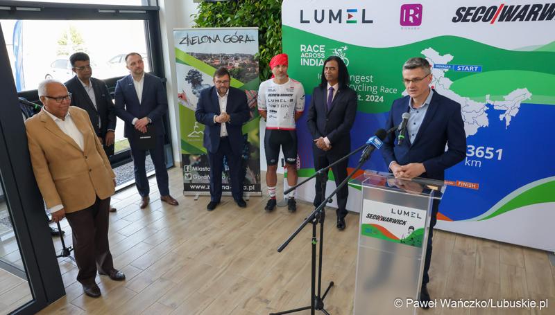 Wicemarszałek Województwa Lubuskiego Sebastian Ciemnoczołowski przemawia podczas konferencji prasowej w zielonogórskiej siedzibie Lumelu