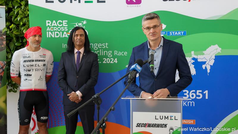 Wicemarszałek Województwa Lubuskiego Sebastian Ciemnoczołowski przemawia podczas konferencji prasowej w zielonogórskiej siedzibie Lumelu