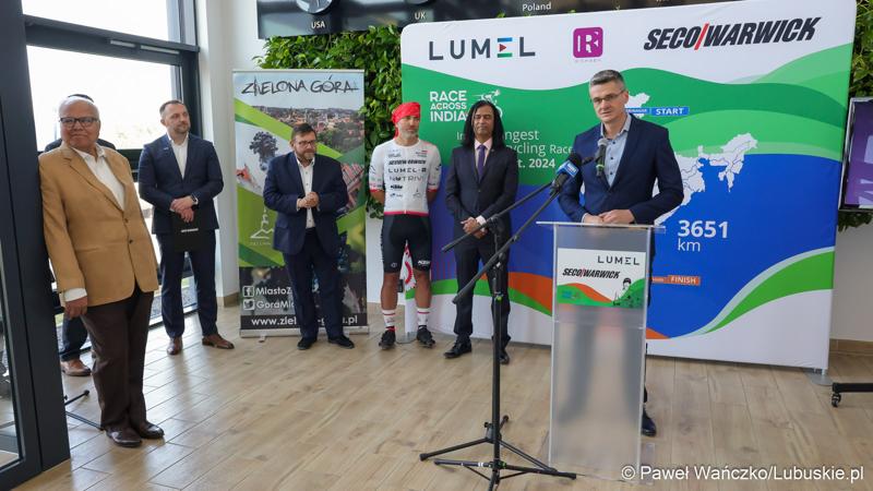 Wicemarszałek Województwa Lubuskiego Sebastian Ciemnoczołowski przemawia podczas konferencji prasowej w zielonogórskiej siedzibie Lumelu