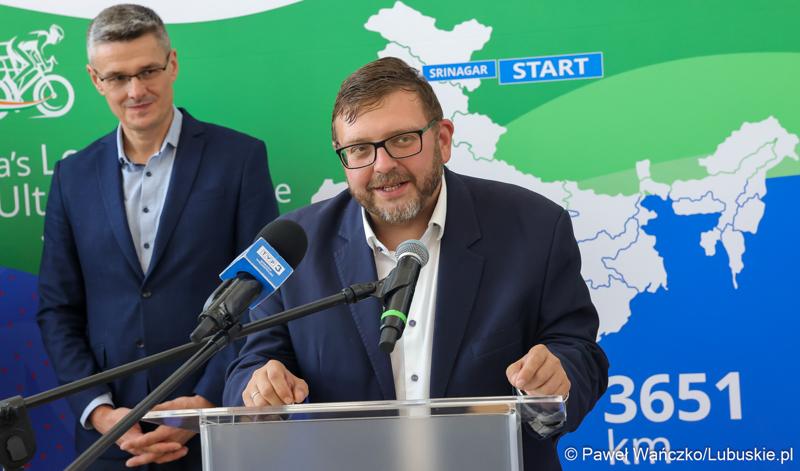Wiceprezydent Zielonej Góry Jarosław Flakowski przemawia podczas konferencji prasowej w zielonogórskiej siedzibie Lumelu