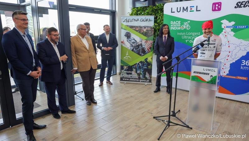 Krzysztof Fechner przemawia podczas konferencji prasowej w zielonogórskiej siedzibie Lumelu