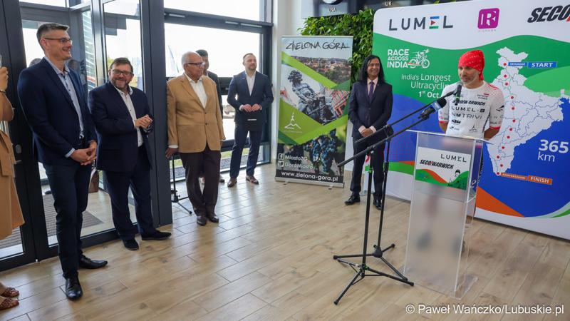 Krzysztof Fechner przemawia podczas konferencji prasowej w zielonogórskiej siedzibie Lumelu