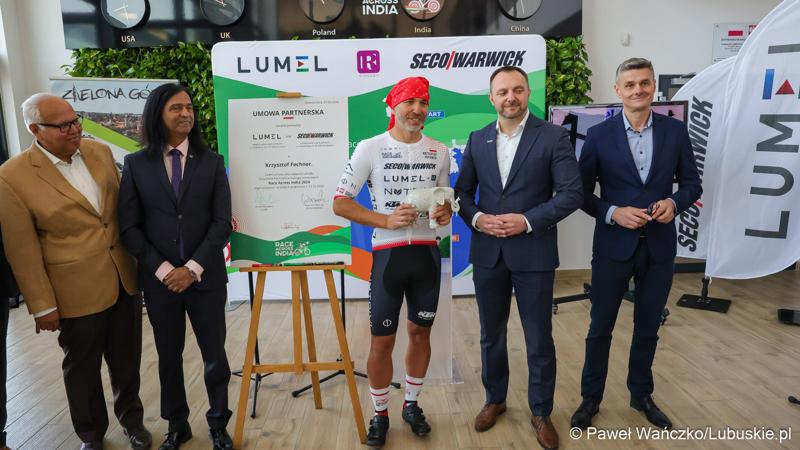 Uczestnicy konferencji prasowej w zielonogórskiej siedzibie Lumelu