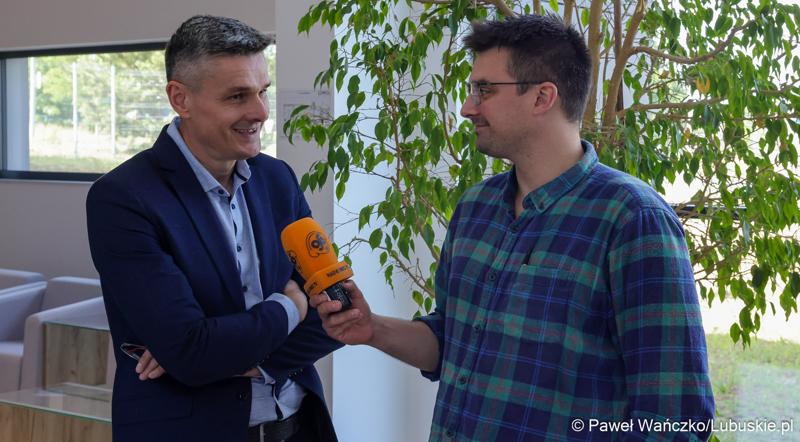 Wicemarszałek Województwa Lubuskiego Sebastian Ciemnoczołowski udziela wywiadu mediom