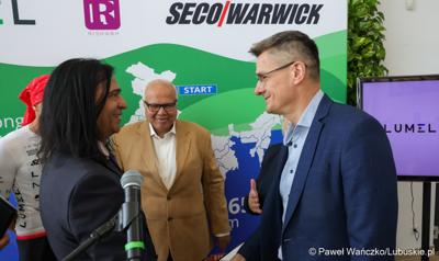 Uczestnicy konferencji prasowej w zielonogórskiej siedzibie Lumelu