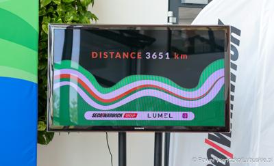 Monitor na konferencji prasowej w zielonogórskiej siedzibie Lumelu