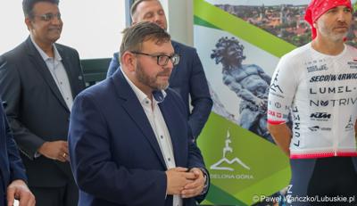 Uczestnicy konferencji prasowej w zielonogórskiej siedzibie Lumelu