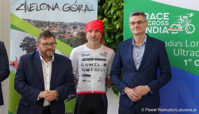Od lewej: Wiceprezydent Zielonej Góry Jarosław Flakowski, Krzysztof Fechner oraz Wicemarszałek Województwa Lubuskiego Sebastian Ciemnoczołowski