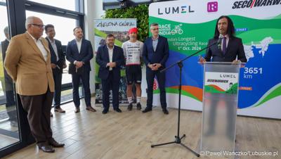 Uczestnicy konferencji prasowej w zielonogórskiej siedzibie Lumelu