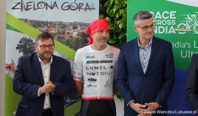 Uczestnicy konferencji prasowej w zielonogórskiej siedzibie Lumelu