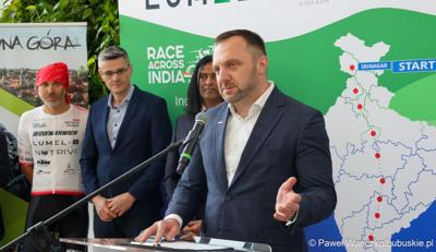 Uczestnicy konferencji prasowej w zielonogórskiej siedzibie Lumelu