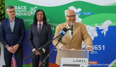 Uczestnicy konferencji prasowej w zielonogórskiej siedzibie Lumelu