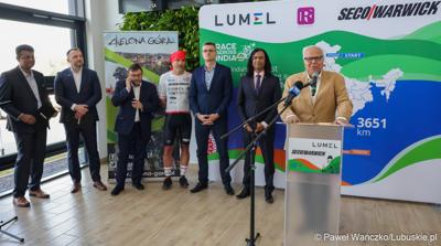 Uczestnicy konferencji prasowej w zielonogórskiej siedzibie Lumelu