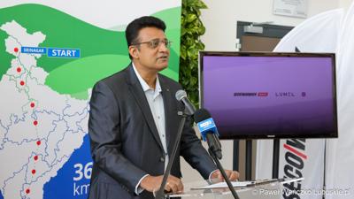 Uczestnik konferencji prasowej w zielonogórskiej siedzibie Lumelu