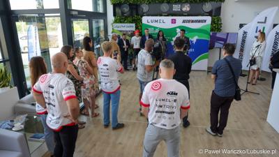 Uczestnicy konferencji prasowej w zielonogórskiej siedzibie Lumelu