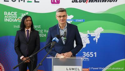 Wicemarszałek Województwa Lubuskiego Sebastian Ciemnoczołowski przemawia podczas konferencji prasowej w zielonogórskiej siedzibie Lumelu