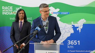 Wicemarszałek Województwa Lubuskiego Sebastian Ciemnoczołowski przemawia podczas konferencji prasowej w zielonogórskiej siedzibie Lumelu