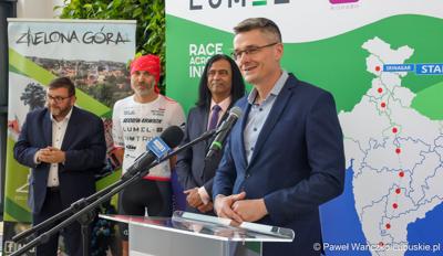 Wicemarszałek Województwa Lubuskiego Sebastian Ciemnoczołowski przemawia podczas konferencji prasowej w zielonogórskiej siedzibie Lumelu