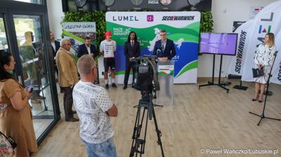 Wicemarszałek Województwa Lubuskiego Sebastian Ciemnoczołowski przemawia podczas konferencji prasowej w zielonogórskiej siedzibie Lumelu