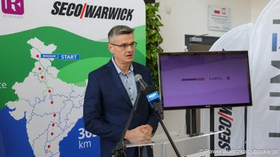 Wicemarszałek Województwa Lubuskiego Sebastian Ciemnoczołowski przemawia podczas konferencji prasowej w zielonogórskiej siedzibie Lumelu