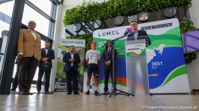 Wicemarszałek Województwa Lubuskiego Sebastian Ciemnoczołowski przemawia podczas konferencji prasowej w zielonogórskiej siedzibie Lumelu