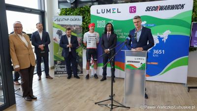 Wicemarszałek Województwa Lubuskiego Sebastian Ciemnoczołowski przemawia podczas konferencji prasowej w zielonogórskiej siedzibie Lumelu