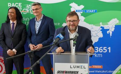 Wiceprezydent Zielonej Góry Jarosław Flakowski przemawia podczas konferencji prasowej w zielonogórskiej siedzibie Lumelu