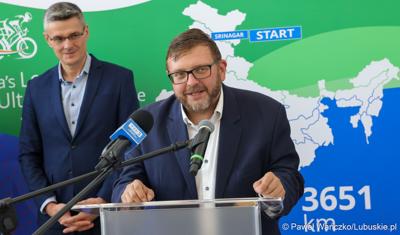 Wiceprezydent Zielonej Góry Jarosław Flakowski przemawia podczas konferencji prasowej w zielonogórskiej siedzibie Lumelu