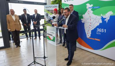 Wiceprezydent Zielonej Góry Jarosław Flakowski przemawia podczas konferencji prasowej w zielonogórskiej siedzibie Lumelu