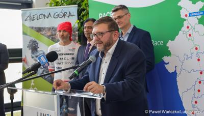 Wiceprezydent Zielonej Góry Jarosław Flakowski przemawia podczas konferencji prasowej w zielonogórskiej siedzibie Lumelu