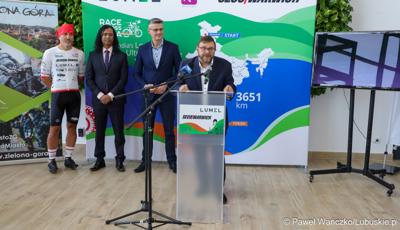 Wiceprezydent Zielonej Góry Jarosław Flakowski przemawia podczas konferencji prasowej w zielonogórskiej siedzibie Lumelu