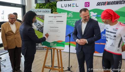 Uczestnicy konferencji prasowej w zielonogórskiej siedzibie Lumelu