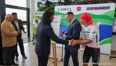 Uczestnicy konferencji prasowej w zielonogórskiej siedzibie Lumelu