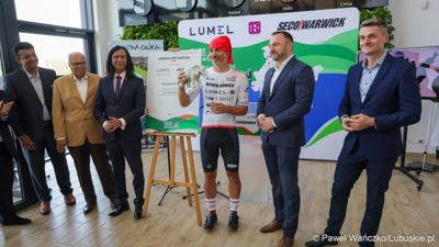 Uczestnicy konferencji prasowej w zielonogórskiej siedzibie Lumelu