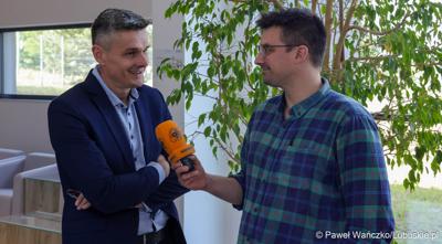Wicemarszałek Województwa Lubuskiego Sebastian Ciemnoczołowski udziela wywiadu mediom 