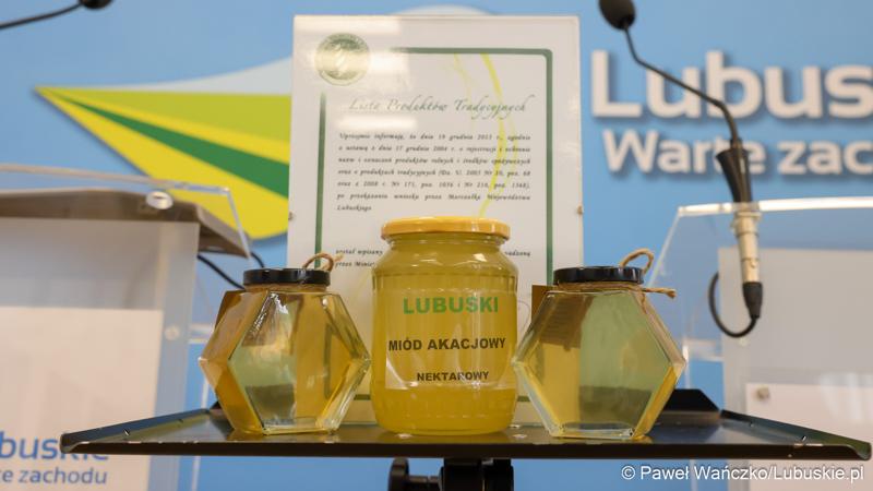 Lubuskie miody prezentowane podczas konferencji prasowej dotyczącej zakupu węzy pszczelej i poprawy warunków sanitarnych rodzin pszczelich w woj. lubuskim.