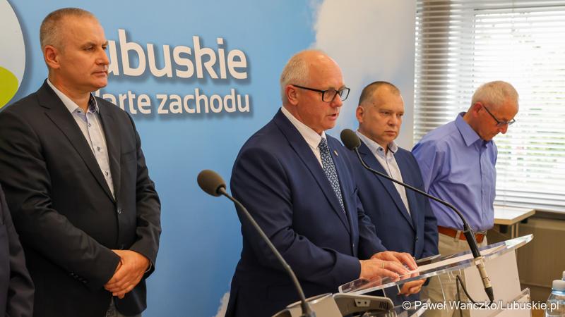 Członek Zarządu Województwa Zbigniew Kołodziej przemawia podczas konferencji prasowej dot. wsparcia lubuskich pszczelarzy