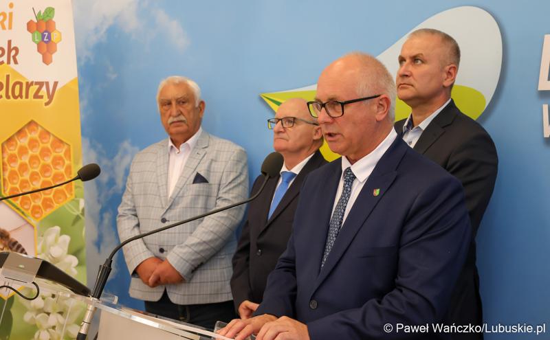Członek Zarządu Województwa Zbigniew Kołodziej przemawia podczas konferencji prasowej dot. wsparcia lubuskich pszczelarzy