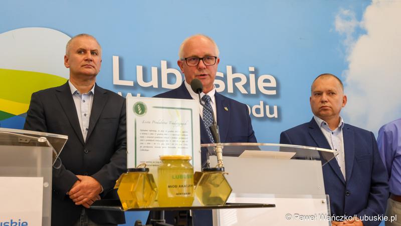 Członek Zarządu Województwa Zbigniew Kołodziej przemawia podczas konferencji prasowej dot. wsparcia lubuskich pszczelarzy