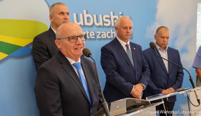 Uczestnicy konferencji prasowej dotyczącej zakupu węzy pszczelej i poprawy warunków sanitarnych rodzin pszczelich w woj. lubuskim.