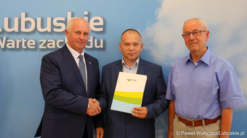 Uczestnicy konferencji prasowej dotyczącej zakupu węzy pszczelej i poprawy warunków sanitarnych rodzin pszczelich w woj. lubuskim.